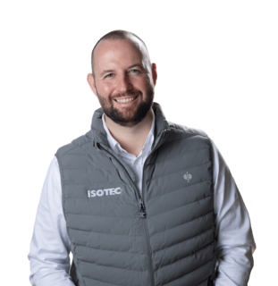 ISOTEC Mitarbeiter lächelt in Portraitaufnahme.